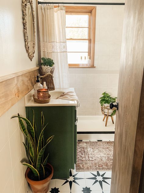 Boho Bathroom Ideas, Boho Bathroom Decor, Boho Bathroom, Upstairs Bathrooms, Green Bathroom, Bathroom Renos, House Bathroom, Ideas Bathroom, My New Room