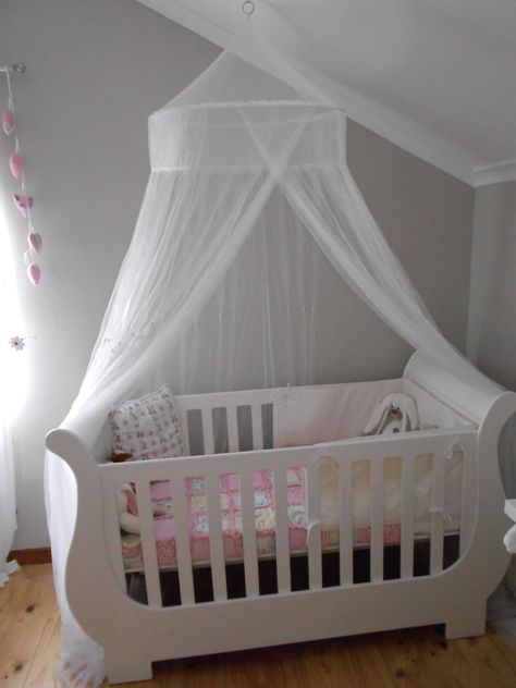 Sleigh Cot Nursery, Ivy Nursery, Alien Room, Pink Cot, Baby Girl Nursery Themes Swan, Stokke Sleepi Crib, Modern Baby Cribs, Sleigh Cot, White Baby Cribs