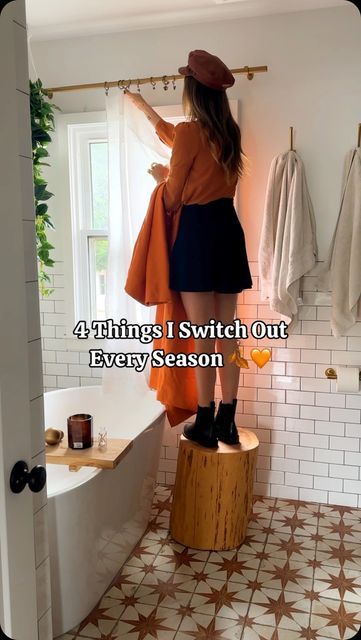 Steffy 🧡 on Instagram: "4 things i switch out every season 🍂🎃 a lot of the seasonal changes i make are easy & can be saved and reused year to year! If you were looking for some inspiration on how to cozy up your home in the fall, here you go 🧡🍂🎃 what are some things you love to change each season?   #fall #cozyhome #interiors #seasonaldecor" Easy Seasonal Decor Changes, How To Make Your Home Cozy, Seasonal Room Decor, Seasonal Aesthetic, Seasonal Room, Cozy Up Your Home, Seasonal Changes, Aesthetic Decor, In The Fall