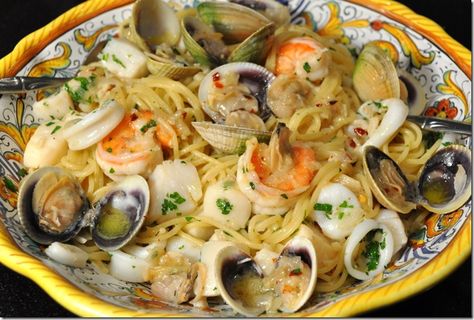 Spaghetti Ai Frutti Di Mare – Spaghetti with Seafood - Ciao Chow Linda Feast Of The Seven Fishes, Calamari Recipes, Seven Fishes, Diner Recept, Seafood Pasta, Spaghetti Recipes, Idee Pasto Sano, Italian Dishes, Fish Dishes