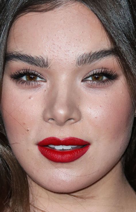 Hailee Steinfeld at the 2019 VMAs. (Photo: Xavier Collin/Image Press Agency) Smudged Liner, Soft Pink Makeup, Liquid Cat, Natural Dramatic, Copper Eyeshadow, Metallic Eyeliner, Eyeshadow Matte, Cream Bronzer, Faux Freckles