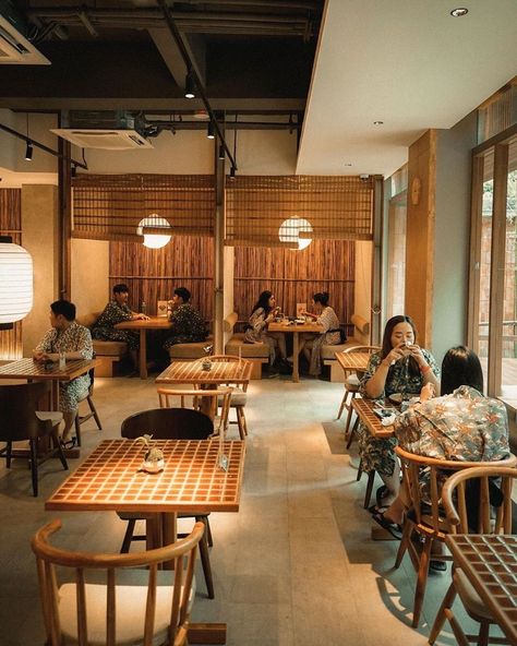 Japan Cafe Interior Design, Japanese Coffee Shop Interior, Traditional Japanese Cafe, Japanese Cafe Interior Design, Japanese Restaurant Aesthetic, Japanese Style Cafe, Japanese Cafe Interior, Asian Restaurant Interior Design, Japanese Coffee Shop