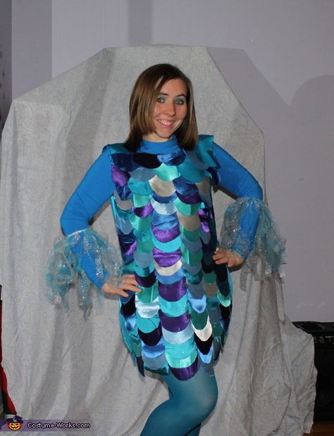 Rainbow Fish - Homemade Halloween Costume @Lisa Phillips-Barton Phillips-Barton Phillips-Barton Phillips-Barton Monaco this reminded me of u lol Diy Fish Costume, Rainbow Fish Costume, Sea Creature Costume, Under The Sea Costumes, Book Parade, Lil Mermaid, Sea Costume, Teacher Halloween Costumes, Fish Costume