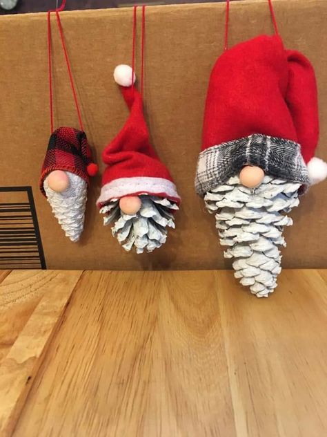 Christmas 2022/2023 Trends Diy, Sticks Craft Ideas, Pine Cone Gnomes, Cone Gnomes, Handmade Ornaments Christmas, Mops Crafts, Pinecone Crafts, January Crafts, Cone Crafts