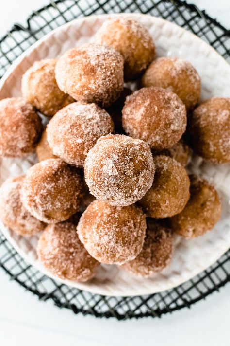 These mini apple cider donut holes are super easy to make and are the perfect cozy fall breakfast idea! They are loaded with apple cider flavor and are topped with a buttery, crunchy cinnamon sugar topping! | www.bucketsofyum.com Maple Dessert Recipes, Apple Cider Donut Holes, Cozy Fall Morning, Maple Desserts, Thanksgiving Desserts Pumpkin, Fall Recipes Breakfast, Scones Easy, Simple Muffin Recipe, Breakfast Recipes Sweet