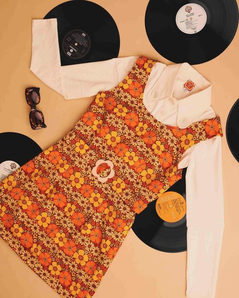 The Lola pinafore in flower child. Made in England 🇬🇧 from a glorious stretch cotton. 🌸 You’ve almost sold us out of all this fabric, shall we keep stocking this beauty? I think it’s a yes from us! 🧡 • • • • #60s #70s #shopsmall #flowerpower #hippie #boho #retrostyle #70sstyle #swinging60s Late 60s Aesthetic, 60s Looks, 70s Style Dress, Playful Outfits, 60s Inspired Outfits, 1967 Fashion, Late 60s Fashion, 60s Clothing, 70s Inspired Outfits