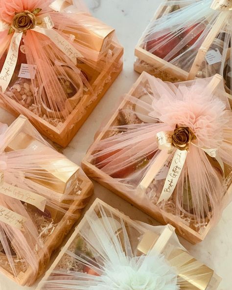 Sweet Baskets Gift, Desi Wedding Gifts For Bride, Indian Gift Wrapping Ideas, Wedding Gifts Packaging Indian, Pakistani Wedding Gifts Packing, Wedding Gift Indian, Gift Wrapping Ideas Indian, Pakistani Wedding Gifts, Diwali Packing Ideas