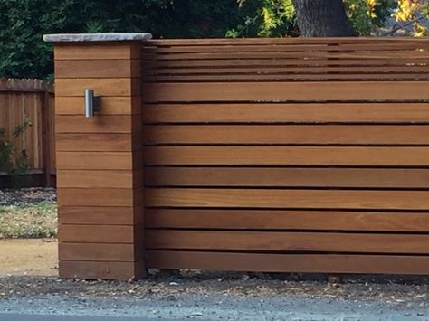 Contemporary fence and pillar in Danville, CA using horizontal slats Modern Wood Fence, Wood Fence Design, Small Fence, Concrete Patios, Modern Fence Design, Wood Fences, Living Fence, Privacy Fence Designs, Front Fence