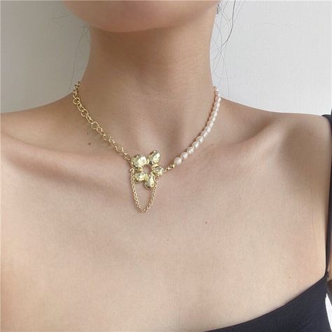 Layer Pearl Necklace, Aesthetic Edgy, Necklaces Chunky, Jewellery Beads, Layered Pearl Necklace, Flower Charm Necklace, Gold Chain Choker, Soiree Dress, Layered Chokers