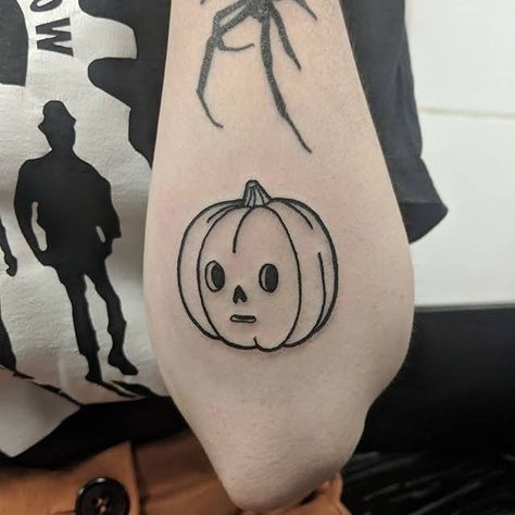 Cartoon Tattoo Ideas, Animated Shows, Pumpkin Tattoo, Cartoon Tattoo, Sticker Tattoo, Funky Tattoos, Tattoo Trend, Spooky Tattoos, Poke Tattoo