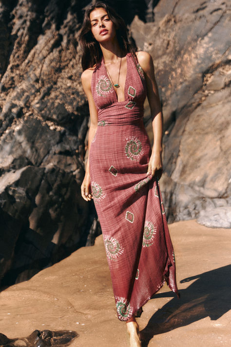 festival outfit inspo, festival inspo, festival outfit 2024, spring outfits 2024, summer outfit 2024, girly outfit, festival season 2024, festival season, concert outfit, summer concert outfit Desert Oasis Home, Summer Hippie Outfits, Chic Resort Wear, Looks Hippie, Mode Hippie, Resort Outfit, Estilo Hippie, Halter Neck Dress, Boho Chic Outfits