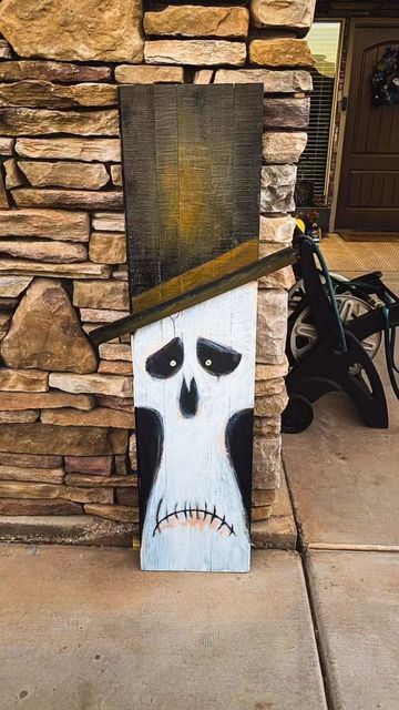 Easy Wood Halloween Decorations, Scarecrow Craft Ideas, Diy Wood Halloween Decorations, Pallet Halloween Projects, Halloween Pallet Ideas Diy, Halloween Signs Diy Wood Crafts, Skeleton Crafts, Pallet Wood Halloween Decorations, Halloween Painted Pallets