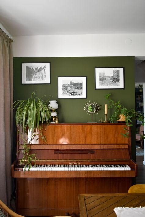 Piano Area Design, Green Music Room, Piano Dining Room, Dining Room Piano, Piano In Dining Room, Dark Green Dining Room, Green Dining Room Walls, Piano Area, Painted Dining Room