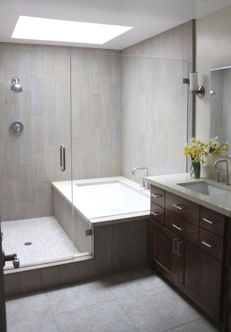 Freestanding or Built-In Tub: Which is Right for You? Makeover Kamar Mandi, Kids Bathroom Remodel, Bathroom Tub Shower, Bilik Air, Bathroom Tub, Bathroom Remodel Shower, Tub Shower Combo, Bad Design, Bathroom Layout