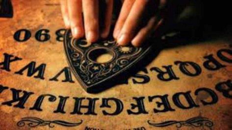 La Tavola Ouija: Conoscete realmente quanto è pericolosa? Spirit Game, Ouija Board, Download Videos, Images Photos, Stock Footage, Stock Images, Illustrations