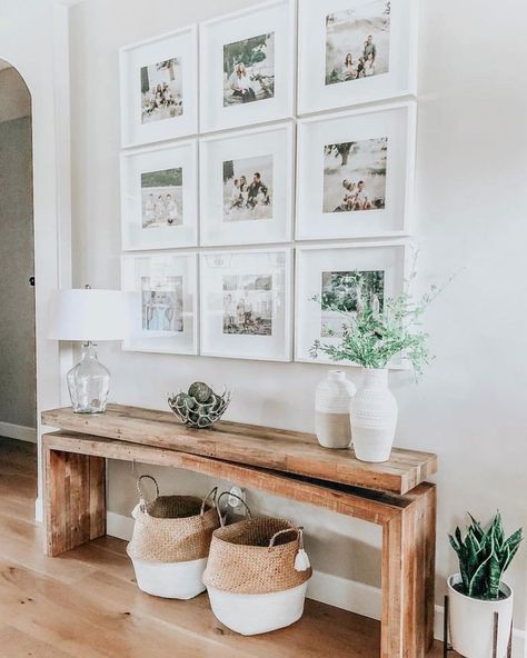 Gorgeous white gallery wall, baskets, wooden floor, plants, liberate your space Farmhouse Hallway Decor, Modern Farmhouse Foyer, Decoration Hall, Vstupná Hala, Interior Boho, Hal Decor, Foyer Design, Diy Interior, Decor Minimalist