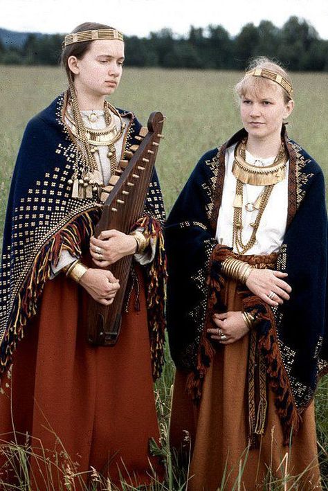 Iron Age Latgallian/Latgaļu dress and ornament. Baltic from Latvia. Metal reproductions by Daumants Kalniņs of Seno Rotu Kalve in Cēsis, Latvia. His daughter (left) and wife (right) are modeling. Baltic Traditional Clothing, Dark Ages Clothing, Baltic Women, Baltic Fashion, S Costumes, Slavic Clothing, Viking Garb, Aged Clothing, Medieval Garb