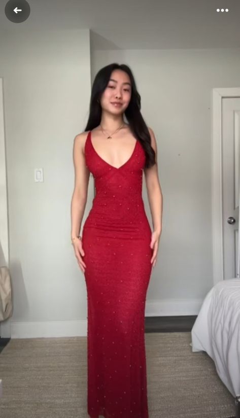 Red Tight Dress Long, Red Prom Dress Outfit, Red Prom Dress Aesthetic, Red Prom Dress Elegant, Red Mermaid Dress, Plunging Neckline Dress, Cute Formal Dresses, Halter Prom Dresses, Classy Prom Dresses