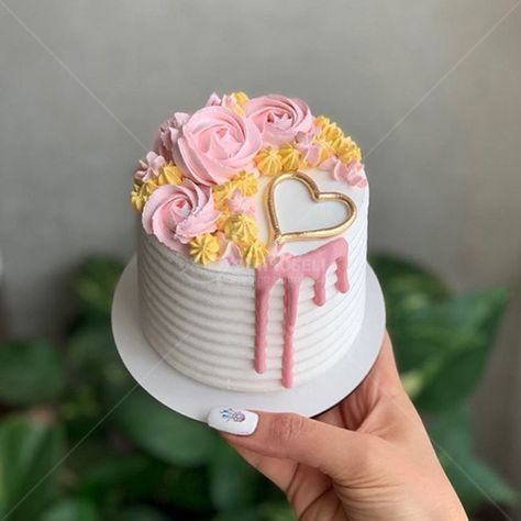 Mini Cake in Nepal | Mini Cake Price in Nepal | Order Online Mini Cakes Min Cakes Ideas, Small Cakes Designs, Small Cake Gift Ideas, Small Birthday Cake Designs, Mini Birthday Cakes For Women, Tiny Cake Design, Small Buttercream Cake, Small Birthday Cake For Mom, Pretty Mini Cakes