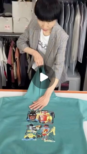 Konmari Folding, Summer Energy, Packing Hacks Clothes, Clothes Organization Diy, Folding Laundry, Diy Clothes Life Hacks, Folding Clothes, Minions Funny, Which One Are You