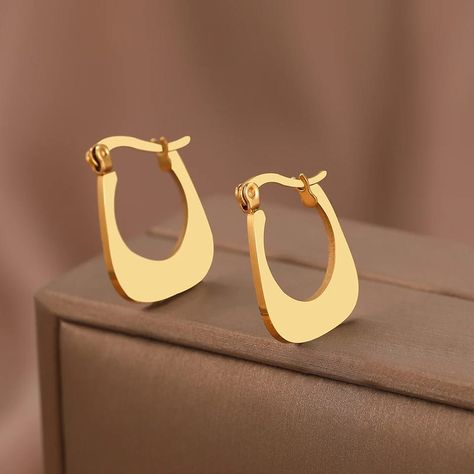 Discover the perfect blend of style and durability with our stunning gold earrings @Ksh 600. Crafted to perfection, our earrings are: 💧 Waterproof 🌟 Non-Tarnish: Shine that lasts, always rust-free. 🌟 Hypoallergenic: Gentle on your skin, irritation-free. Treat yourself to timeless beauty and unbeatable quality. Shop now and experience the difference. #GoldEarrings #JewelryLovers #Hypoallergenic #LuxuryJewelry #WaterproofEarrings Tiffany Earrings, Geometric Hoop Earrings, Swirl Earrings, Dragonfly Earrings, Premier Designs Jewelry, Bow Jewelry, Loop Earrings, Hoops Earrings, Hypoallergenic Jewelry