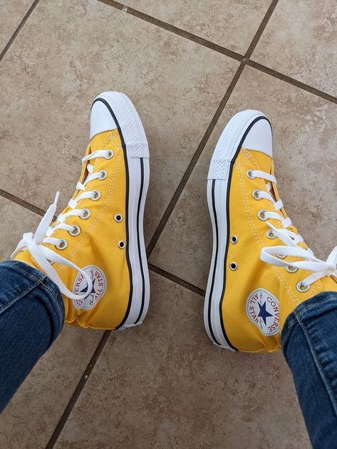 Yellow Converse, All Stars Converse, Cute Nike Shoes, Cute Nikes, New School Year, Converse Chuck Taylor High, Converse High, High Top Shoes, Converse High Tops