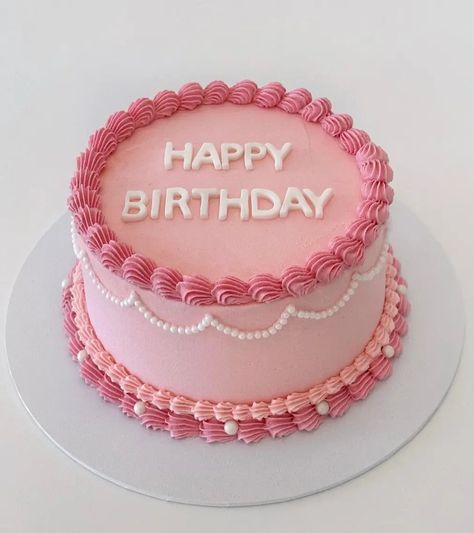 22 Unique Vintage Cake Ideas For A Memorable Birthday Party. - The Perfect Cake Idea Easy Pink Cake Decorating Ideas, Vintage Cakes Birthday Aesthetic, Classic Cake Designs, Vintage Cakes Birthday, Simple Vintage Cake, Vintage Cake Ideas, Buttercream Roses Tutorial, Pink Cake Ideas, Teen Birthday Cake