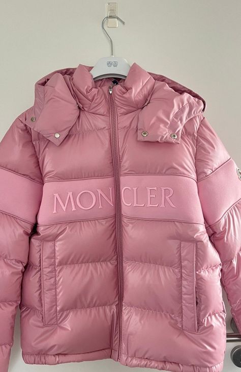 Moncler Jacket Women Outfit, Moncler Jacket Women, Pink Puffer Jacket, Stile Hijab, Boujee Outfits, Moncler Jacket, Fits Clothes, Puffy Jacket, Cute Jackets