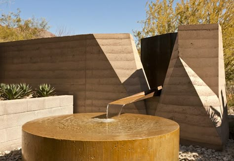 Jones Studio's spacious rammed earth home rises from the humble earth in Arizona and plays with gentle contours of the land. Rammed Earth Architecture, Rammed Earth Construction, Super Adobe, Green Roof Building, Earth Building, Earth Houses, Earth Architecture, Rammed Earth Homes, Earth House