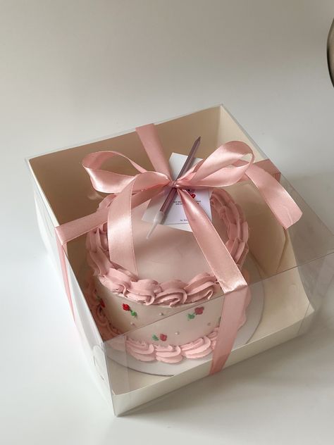 Cake Box Wrapping Ideas, Luxury Cake Packaging, Cupcake Gift Box Ideas, Sweets Box Design Packaging, Bento Cake Packaging, Mini Cake Shop, Cake Packaging Ideas, Cake Box Design, Dessert Packaging Design