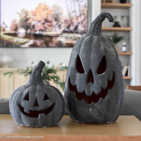 Enjoy the fall season with these Pottery Barn knockoff easy DIY terra cotta pumpkins. So versatile to style on your front porch or inside. Home Fall Decor Ideas, Fall Decor Crafts, Fall Decoration Ideas, Pumpkin Pottery, Pottery Barn Pumpkin, Pottery Barn Diy, Pottery Barn Halloween, Pottery Barn Black, Home Fall Decor