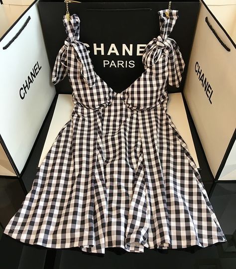 Black Chanel Dress, Vestidos Chanel, Chanel Clothes, Gigi Hadid Outfits, Chanel Outfit, Pakistani Fashion Casual, Chanel Dress, Fashion Design Clothes, Teenage Fashion Outfits