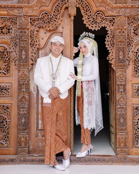 Baju pernikahan adat Jawa. Pakaian tradisional Indonesia. Indonesia traditional clothes. Pic from instagram: indah.makeupgallery #culture #budaya #batik #kebaya #bride #bridal #pengantin #attire #clothing #asia #dress Pernikahan Adat Jawa Hijab, Nikahan Adat Jawa, Pengantin Jawa Hijab, Nikah Adat Jawa, Indonesia Traditional Clothes, Muslim Wedding Hijab, Pose Pengantin, Indonesia Traditional, Adat Jawa