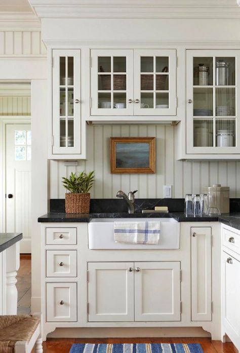 Cottage Kitchens, White Cottage Kitchens, Cottage Style Kitchen, Decor Ikea, Kitchen Cabinets Decor, Farmhouse Kitchen Design, Classic Kitchen, White Kitchen Design, Kitchen Cabinet Doors