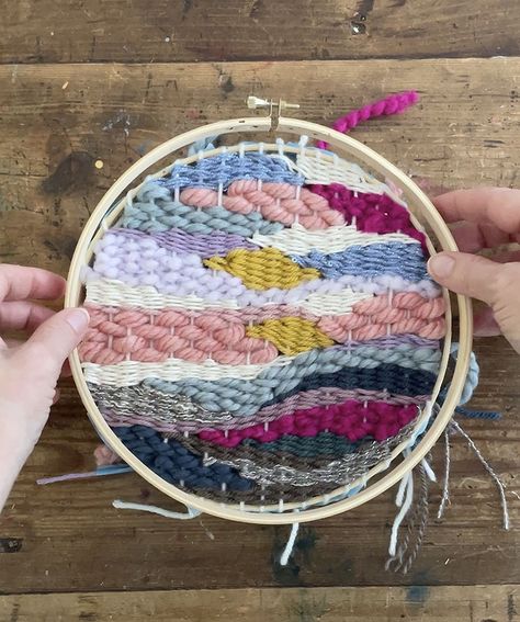 Art With Yarn, Hula Hoop Weaving, Circular Weaving Loom, Circle Loom, Round Embroidery, Circular Loom, Circular Weaving, Weaving For Kids, Weaving Loom Diy