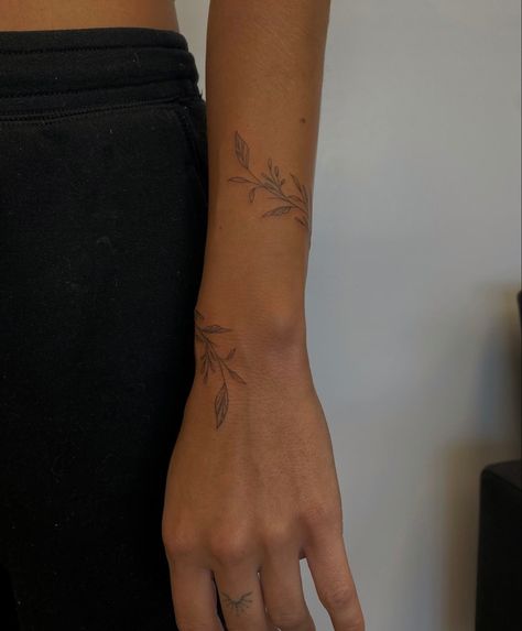 Arm Wrap Tattoo, Wrap Around Wrist Tattoos, Around Arm Tattoo, Wrap Around Tattoo, Wrap Tattoo, Tato Lengan, Petite Tattoos, Forearm Tattoo Women, Wrist Tattoos For Women