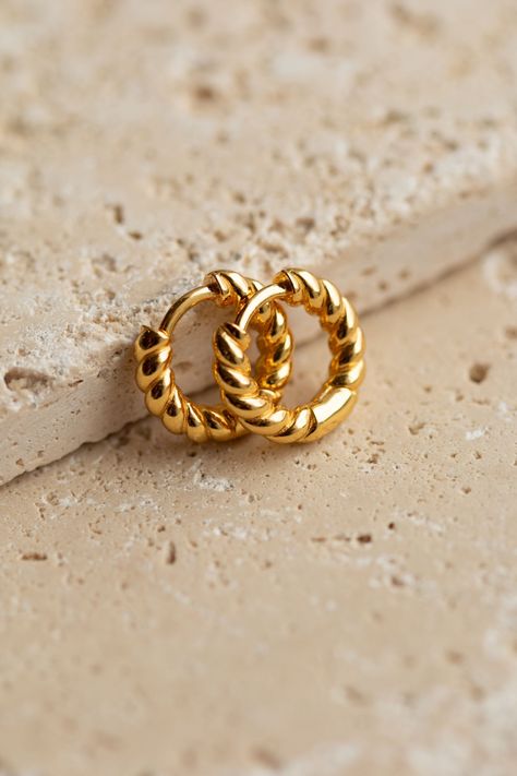 Jewelry Minimal Photography, Photos For Jewelry, Jewelries Photography, Jewelry Pictures Ideas, Jewelry Product Shots Ideas, Creative Jewelry Photography Ideas, Jewellery Photoshoot Ideas, Jewelry Photography Ideas Styling, Jewellery Photography Ideas