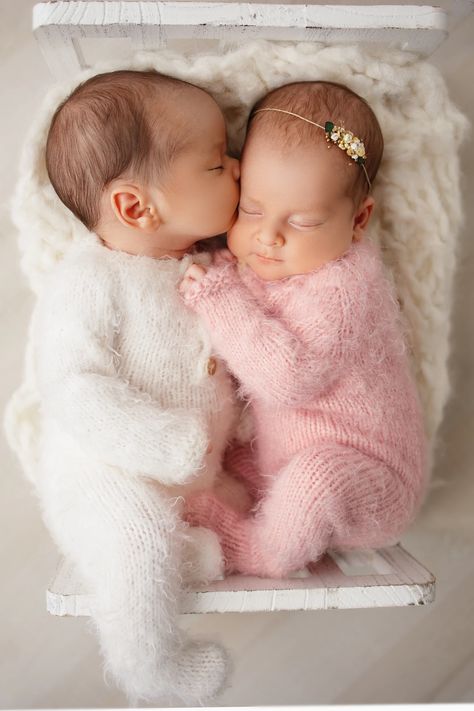 Twin Newborn Pictures, Twin Babies Pictures, Twin Baby Photography, Twin Baby Photos, Twin Newborn, Twin Pictures, Twin Photography, Twin Baby Boys, Foto Newborn