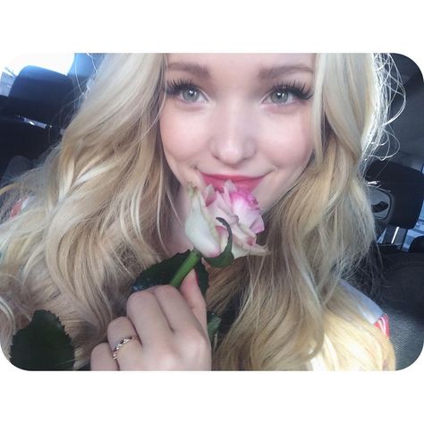 Disney Channel Stars, Dove Cameron Style, Liv And Maddie, Disney Stars, Dove Cameron, Free Makeup, Look Alike, Sabrina Carpenter, Makeup Inspo