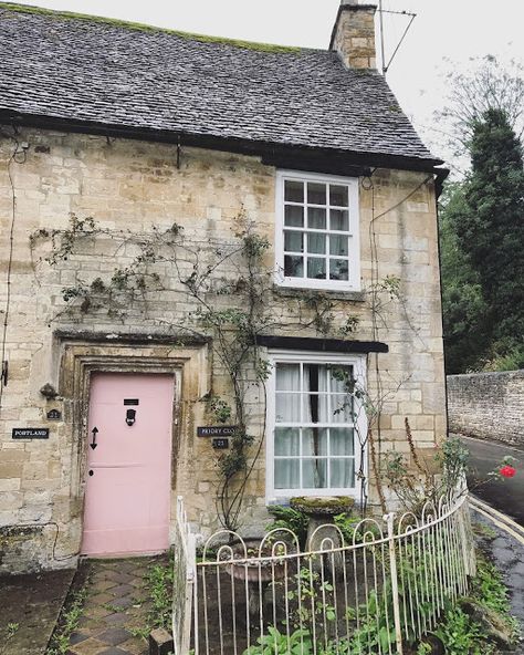 English Cottage Front Door, Cottage Front Door, Cottage Front Doors, Pink Front Door, Casa Hobbit, Cotswold Cottage, English Country Cottages, Cotswolds Cottage, Little Cottages