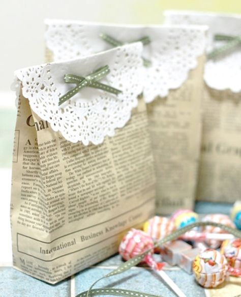 Hadiah Diy, Newspaper Crafts, Cookie Packaging, Cadeau Diy, Wine Packaging, Chocolate Packaging, Wrapping Ideas, Tutorial Diy, Paper Bags