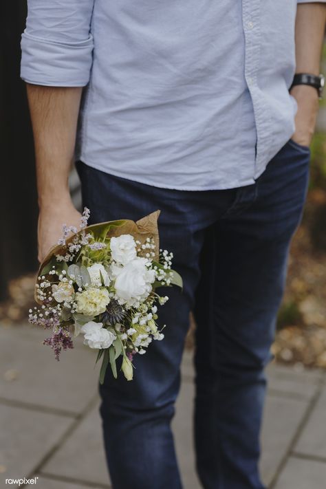 Man holding a bouquet of flowers | premium image by rawpixel.com / Karolina / Kaboompics Man Bouquet, Blue Flowers Bouquet, Flowers For Men, Giving Flowers, Flower Store, Holding Flowers, Beautiful Bouquet Of Flowers, Buy Flowers, Bouquet Of Flowers