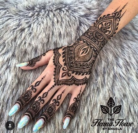 Beautiful henna design mainly for a wedding                                                                                                                                                                                  More Tato Grunge, Henna Motive, Henne Tattoo, Jagua Henna, Henna Inspo, Henna Hand, Cute Henna, Tato Henna, Female Tattoos