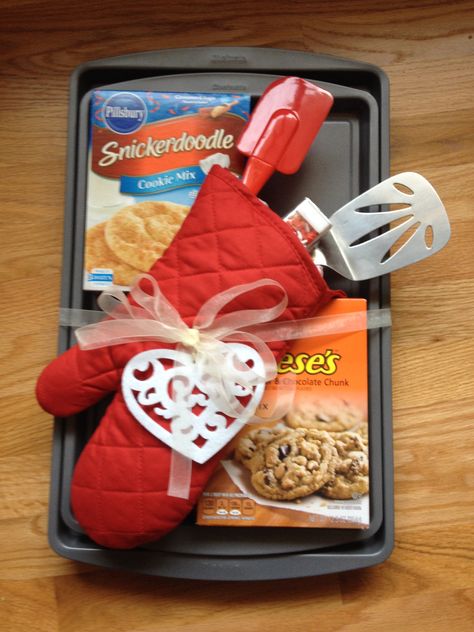 Cookie Basket Ideas Diy, Baking Bridal Shower Gift, Cookie Sheet Gift Ideas, Baking Set Gift Basket, Stock The Pantry Shower Gift Ideas, Baking Contest Prizes, Baking Themed Gift Basket, Pantry Shower Gift Ideas, Baking Basket Ideas