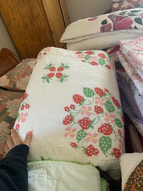 Hand embroidered strawberry quilt my grandma made Grandma Quilt, Strawberry Quilt, Embroidered Strawberry, Strawberry Embroidery, Embroidery Quilt, Embroidered Quilts, Embroidery Ideas, Pretty Pictures, Strawberries