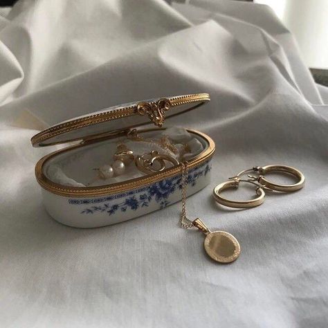 @nearrlykate Jewelry Inspo, Cute Jewelry, Piercings, Gold Jewelry, Jewelry Box, Gold Bracelet, Jewelry Accessories, Fashion Jewelry, Vogue