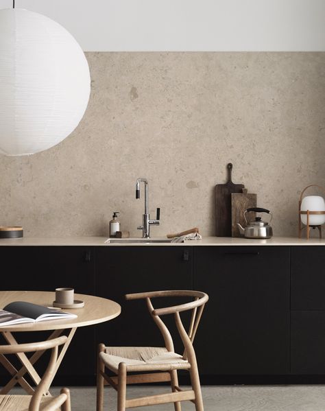 Pella Hedeby, Black Kitchen Cabinets, Kitchen Colour Schemes, Wooden Dining Chairs, Scandinavian Kitchen, Kitchen Worktop, Black Kitchen, Minimalist Kitchen, Black Kitchens