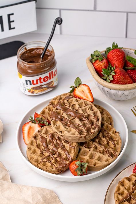 Nutella Waffles Vibe Essen, Easy Belgian Waffle Recipe, Nutella Waffles, Breakfast Party Foods, Nutella Lover, Cozy Breakfast, Easy Brunch Recipes, Brunch Easy, Breakfast Waffles