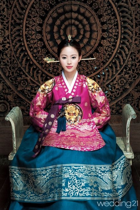 Koreansk Mad, Traditional Korean Clothing, Hanbok Traditional, Korean Traditional Clothing, Korean Traditional Dress, Korean Hanbok, Korean Wedding, Elegant Lady, Traditional Korean