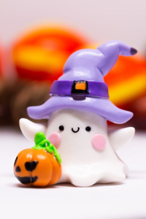 Polymer clat halloween charms, polymer clay ghosy clay charm, halloween deco Cute Ghost Figurine, Pumpkin Clay Art, Cute Clay Ghost, Ghost Clay Art, Fimo Halloween Ideas, Polymer Clay Crafts Halloween, Polymer Clay Crafts Cute, Polymer Clay Decorations, Polymer Clay Crafts For Beginners Easy